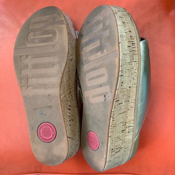 EUC Fitflop gold platform sandals - Picture 7 of 7